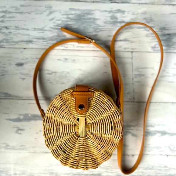 Wicker crossbody round purse with navy interior - Picture 1 of 4